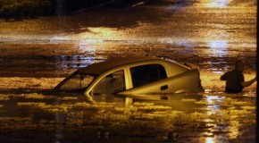 Makinat notojnë mbi ujë në shkup nga shiu rëmbyeshëm