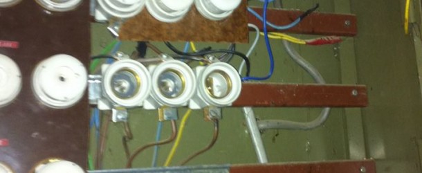 Vjedhje e energjisë elektrike tek banesat e bardha në Dibër (FOTO)