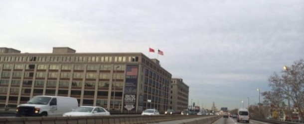 Familja Rusi vendos Flamurin Kuq e Zi në ndërtesën e tyre në Brooklyn